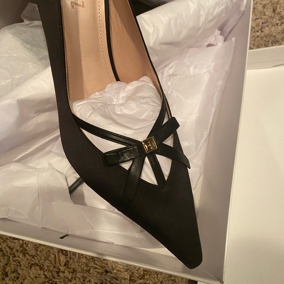 Schutz Gracia black satin pump with bow. NIB Sz.8 - Picture 2 of 7